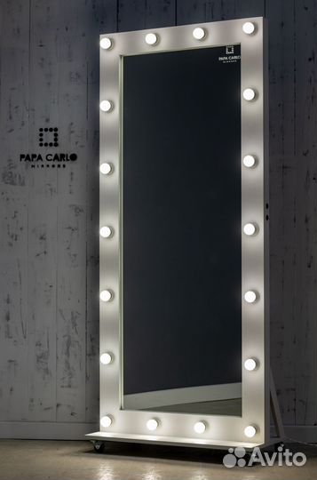 Гримерное зеркало с лампочками