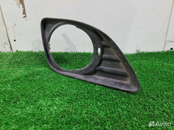 Рамка противотуманной фары правой Toyota Camry V40