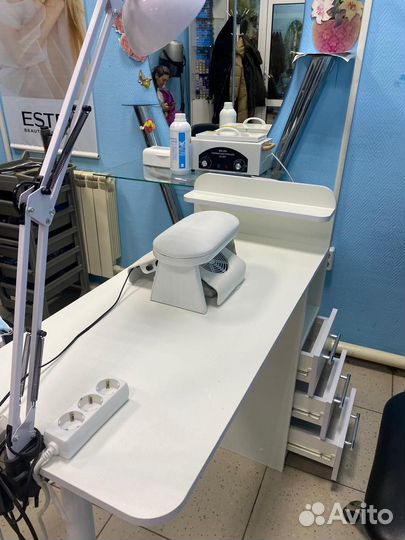 Стол для мастера маникюра бу и кресло