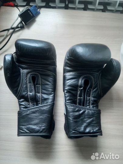 Боксерские перчатки 10 oz