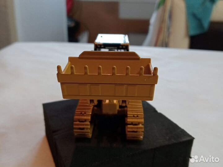 Модель гусеничного погрузчика 1/50