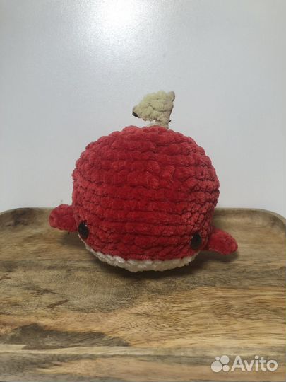 Вязанный китенок-яблоко