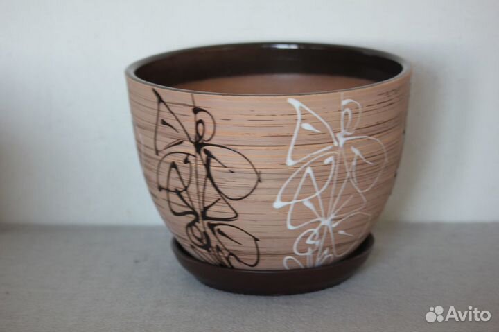 Керамические горшки и комнатные цветы