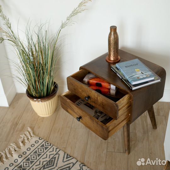 Тумба коричневая прикроватная с ящиками из дерева