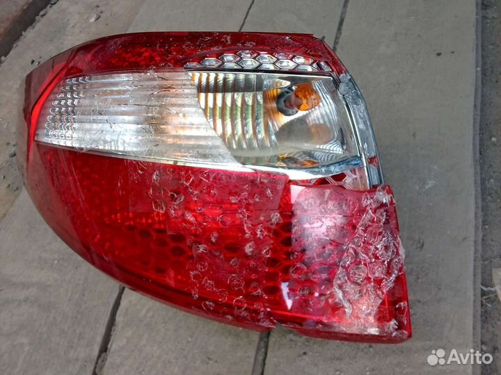 Фонарь задний Киа Рио 2 2012 года, битый