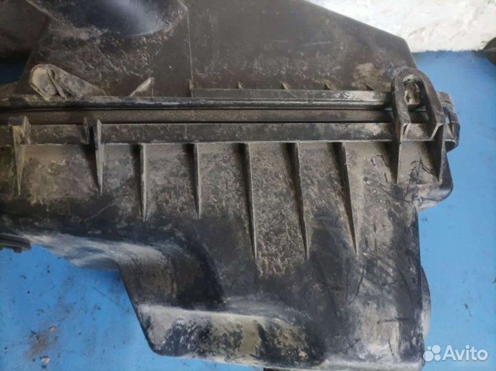 Корпус воздушногo фильтра Mazda Familia