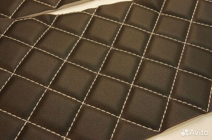 Дверные карты экокожа ромб на Приору белая строчка