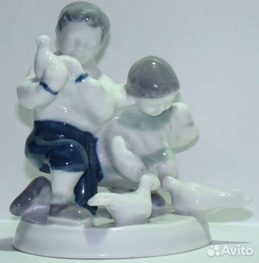 Редкая статуэтка. Дети кормят голубей.СССР
