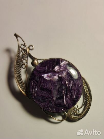 Винтажная брошь с чароитом