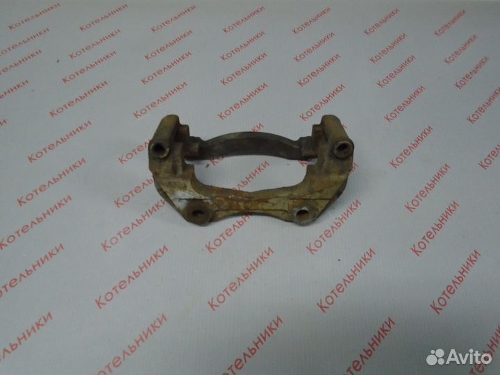 Nissan 41010-4M510 Скоба тормозного суппорта перед