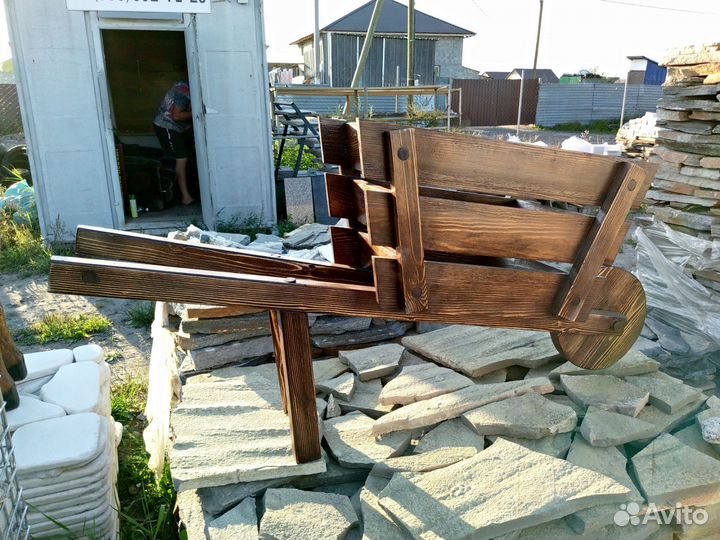 Беседка. Статуэтки из дерева