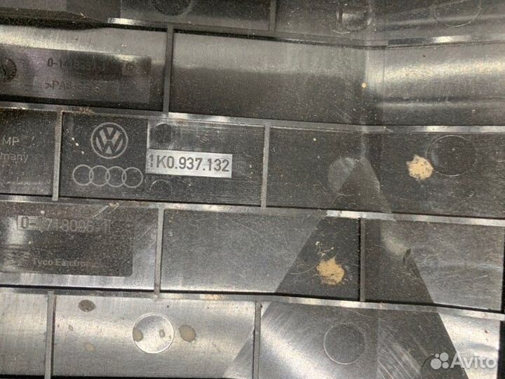 Крышка блока предохранителей Volkswagen Golf