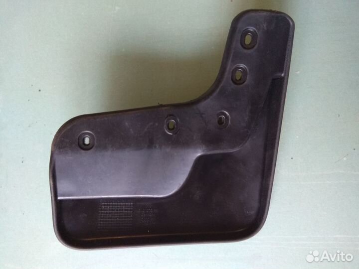 Брызговик заднии правый тигуан 5N0075101 передний
