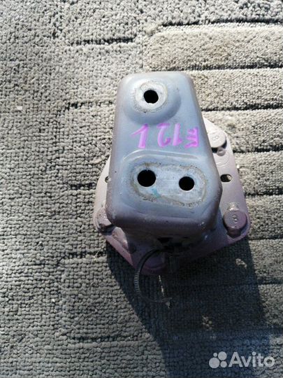 Крепление усилителя бампера переднее левое Nissan