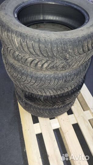 Goodyear UltraGrip Ice 215/60 R16