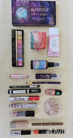 Набор косметики для цветного макияжа