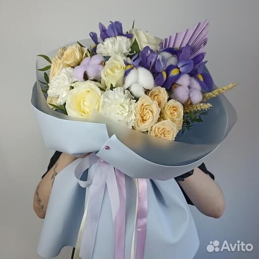 Букет с ирисами и розами