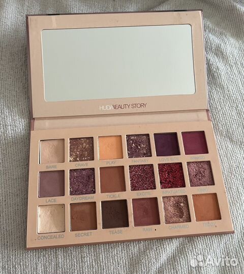 Палетка теней huda beauty