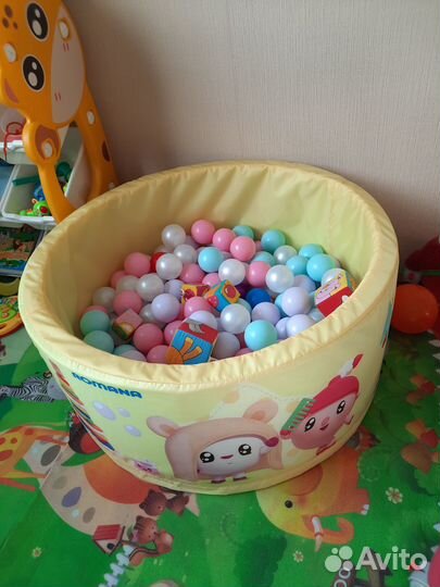 Сухой бассейн с шариками