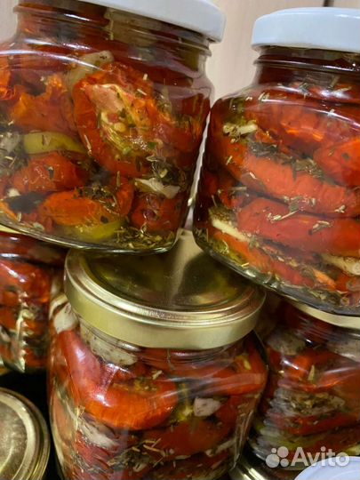 Крафтовый сыр, вяленые помидоры в масле