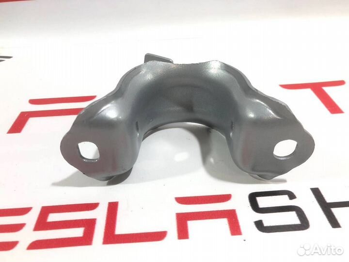 Кронштейн крепления (скоба) стабилизатора Tesla