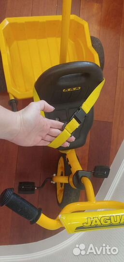 Трехколесный велосипед с ручкой jaguar