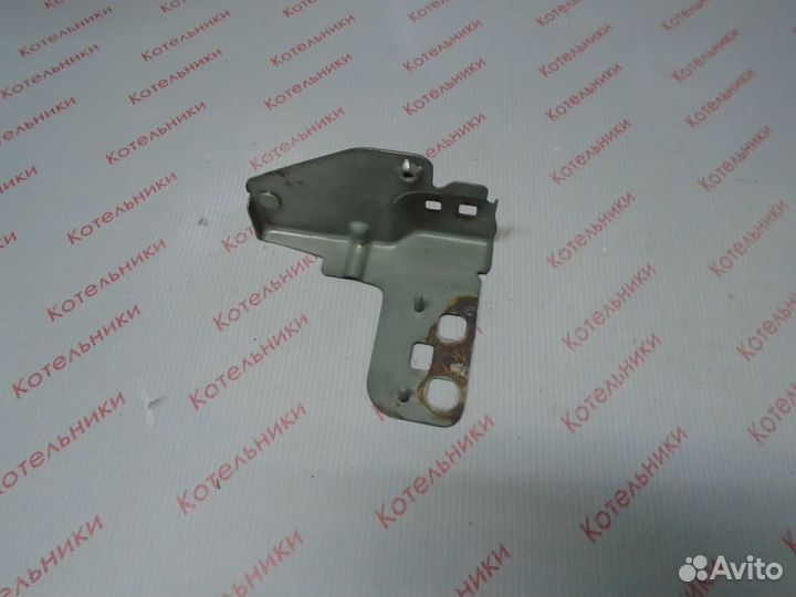 Nissan 62293-BV030 Кронштейн левый