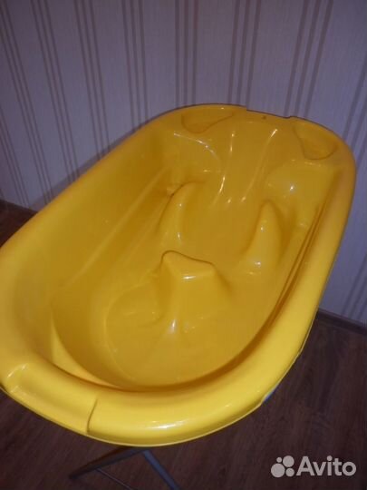 Желтая анатомическая ванночка с подставкой