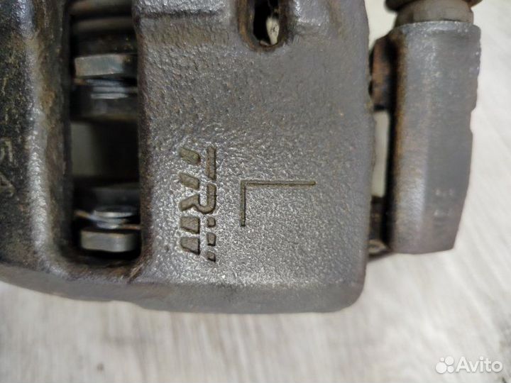 Суппорт тормозной передний левый Mitsubishi Colt