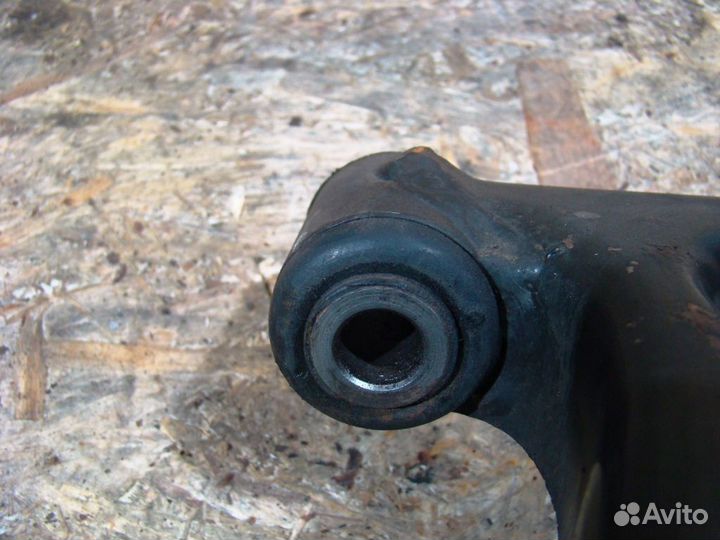 Peugeot 4007 Рычаг передний правый