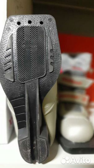 Лыжные ботинки детские 32 размер можно с лыжами