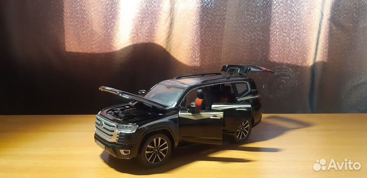 Машинка металлическая Toyota Land Cruiser 300 1:24