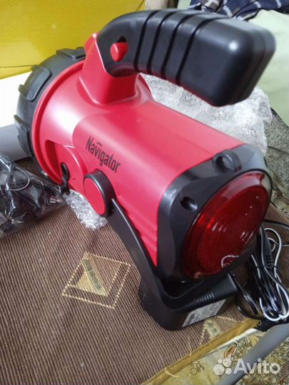 Аккумуляторный фонарь-прожектор