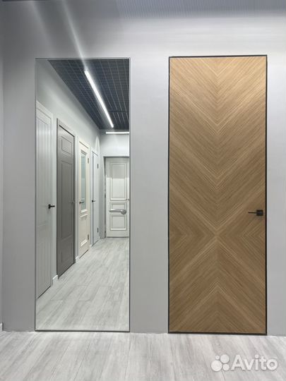 Скрытые двери зеркальные полностью в пол