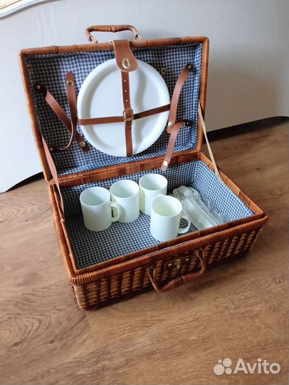 Корзина для пикника с посудой на 4 персоны