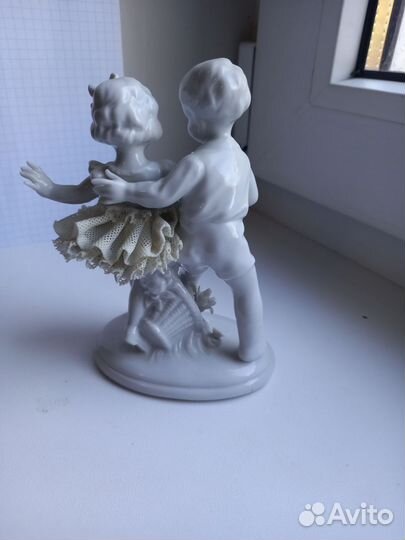 Фарфоровая статуэтка девочка и мальчик германия