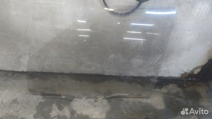 Стекло переднее левое Nissan Serena C23 TDI 2000