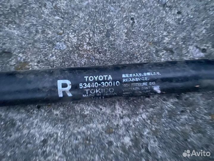 Амортизатор капота Toyota Crown s120