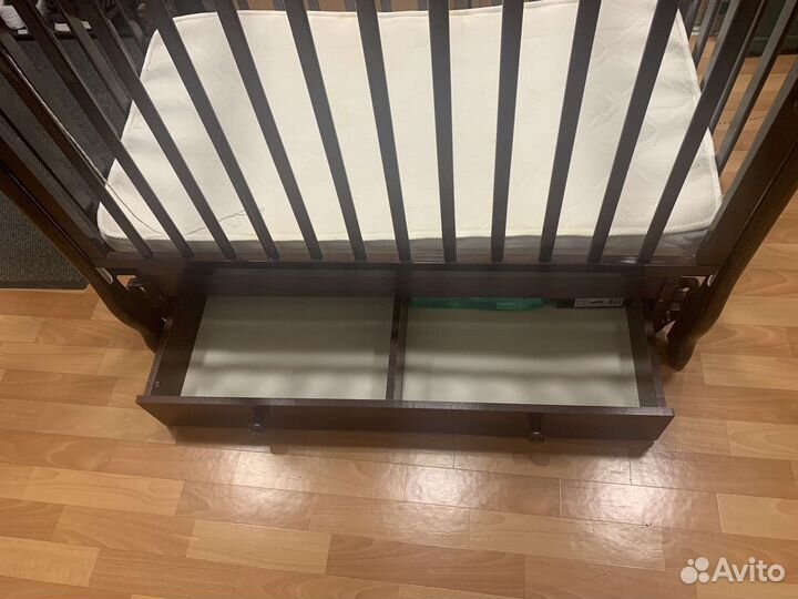 Детская кроватка Гандылян с маятником и ящиком