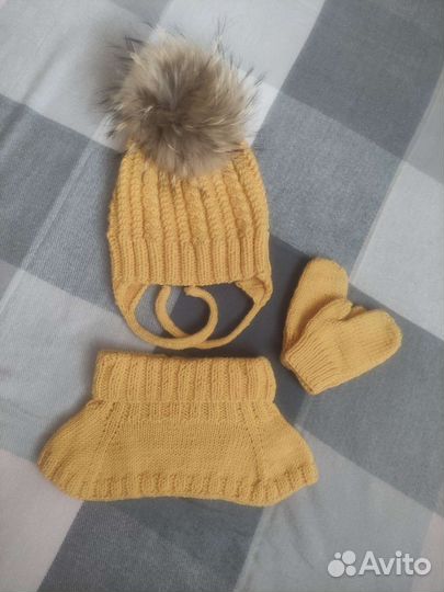 Комплект шапка, манишка и варежки