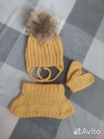 Комплект шапка, манишка и варежки