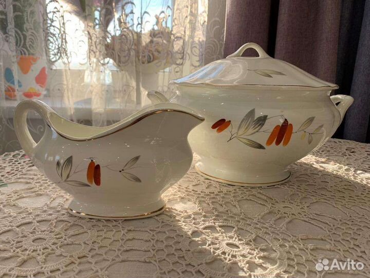 Столовые сервизы, сервировочные блюда, тарелки