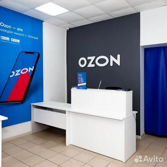 Сотрудник пункта выдачи озон