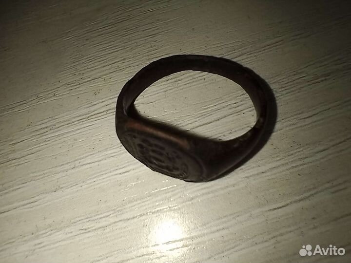 Старинное кольцо-перстень с сюжетом