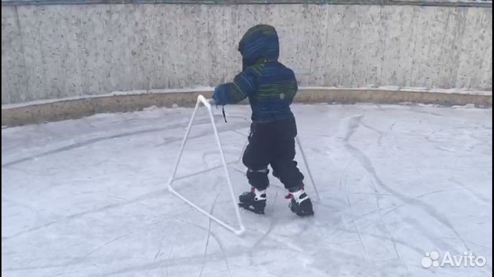 Опора ребенку, для обучения катания на коньках