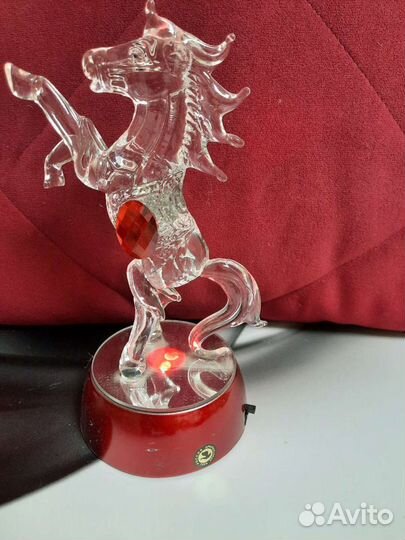 Светяшийся конь