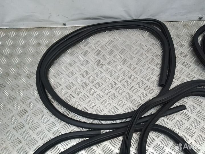 Уплотнитель дверного проёма Mitsubishi Outlander X