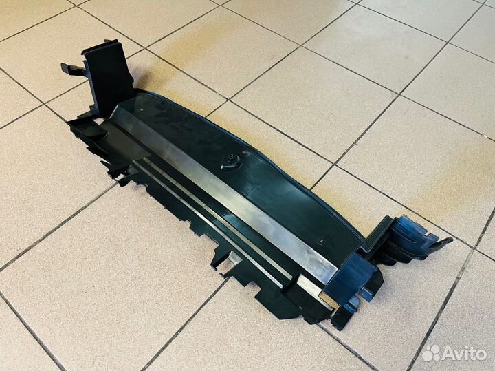 Пыльник радиатора Mercedes W212 Воздуховод