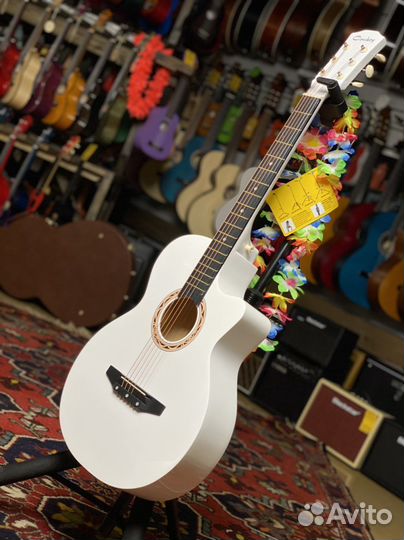 Акустическая гитара белая