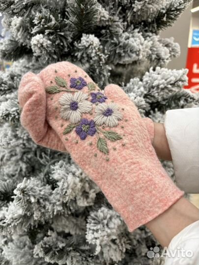 Варежки валяные с вышивкой разные